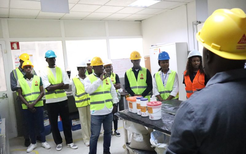 Estudantes da Faculdade de Ciências de Engenharias e Tecnologias Visitam SIKA Angola