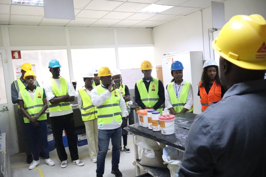 Estudantes da Faculdade de Ciências de Engenharias e Tecnologias Visitam SIKA Angola